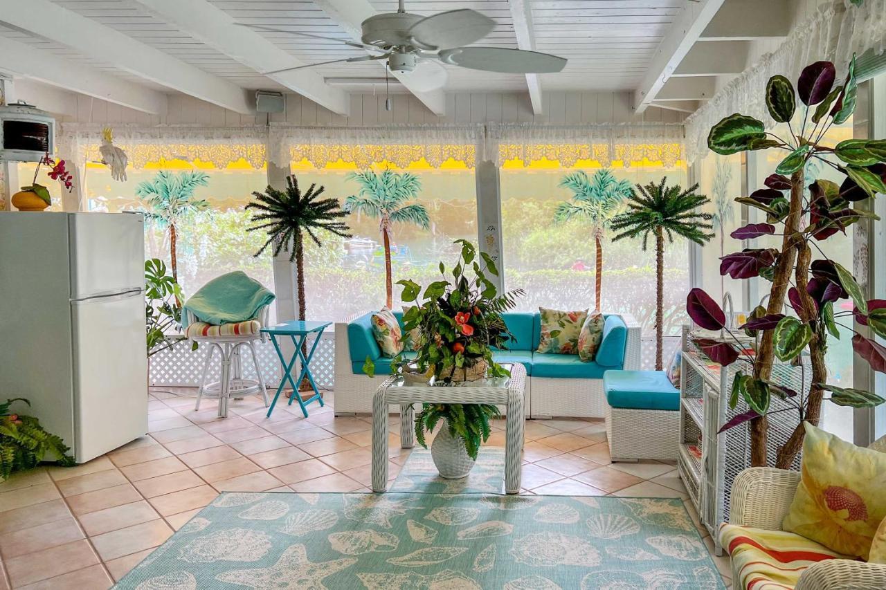 위키와치 Pams Mermaid House With Riverfront Yard And Lanai! 아파트 외부 사진