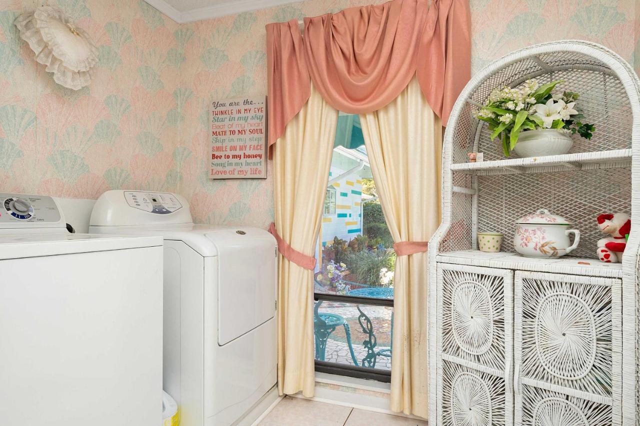위키와치 Pams Mermaid House With Riverfront Yard And Lanai! 아파트 외부 사진